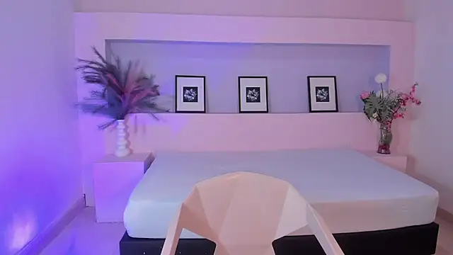 Snapshot of MiaLux5 chatting on September 8, 2025, 3:22 pm MiaLux5 online show from September 8, 2025, 3:22 pm