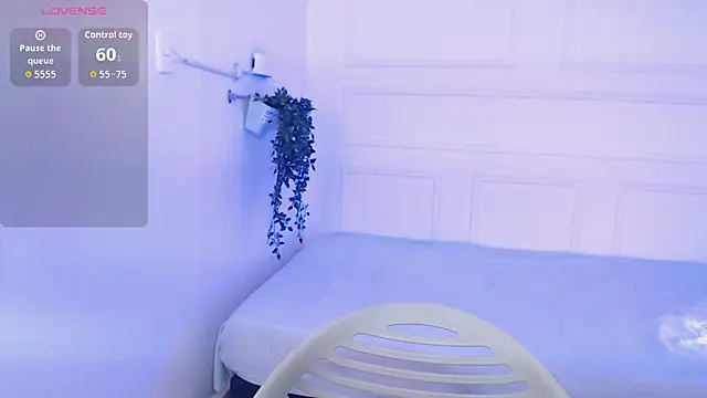 Snapshot of MiaLux5 chatting on October 27, 2025, 12:06 pm MiaLux5 online show from October 27, 2025, 12:06 pm