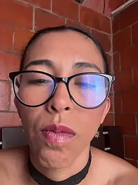 Emma  cumlovee online show from April 10, 2026, 12:01 pm