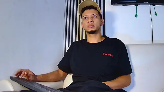 Snapshot of DustinandJordan chatting on February 11, 2026, 1:44 pm DustinandJordan online show from February 11, 2026, 1:44 pm