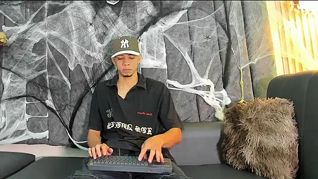 Snapshot of DustinandJordan chatting on October 30, 2025, 8:39 pm DustinandJordan online show from October 30, 2025, 8:39 pm