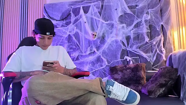 Snapshot of DustinandJordan chatting on October 8, 2025, 4:58 am DustinandJordan online show from October 8, 2025, 4:58 am