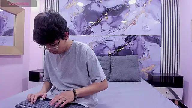 Snapshot of Desire_Ecstasy chatting on October 22, 2025, 1:32 pm Desire Ecstasy online show from October 22, 2025, 1:32 pm