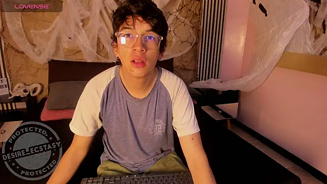 Snapshot of Desire_Ecstasy chatting on October 28, 2025, 12:59 pm Desire Ecstasy online show from October 28, 2025, 12:59 pm