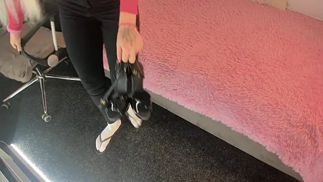 Snapshot of Kira_Key chatting on October 8, 2025, 1:51 am Kira Key online show from October 8, 2025, 1:51 am