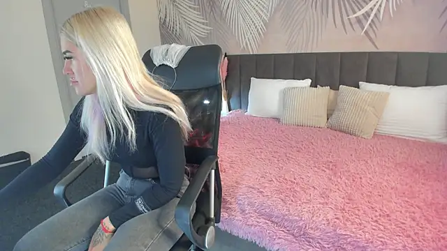 Snapshot of Kira_Key chatting on September 30, 2025, 1:44 am Kira Key online show from September 30, 2025, 1:44 am