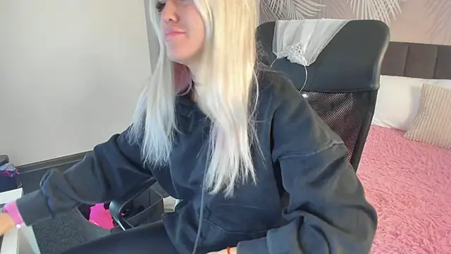 Snapshot of Kira_Key chatting on September 29, 2025, 1:45 am Kira Key online show from September 29, 2025, 1:45 am