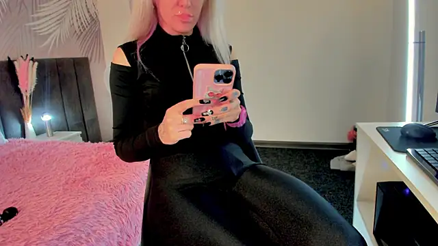 Snapshot of Kira_Key chatting on September 18, 2025, 1:52 am Kira Key online show from September 18, 2025, 1:52 am