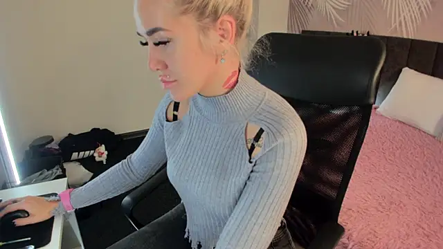 Snapshot of Kira_Key chatting on October 3, 2025, 1:53 am Kira Key online show from October 3, 2025, 1:53 am