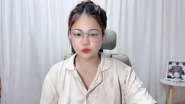 Snapshot of Dec-7758 chatting on October 4, 2025, 6:48 am Dec-7758 online show from October 4, 2025, 6:48 am