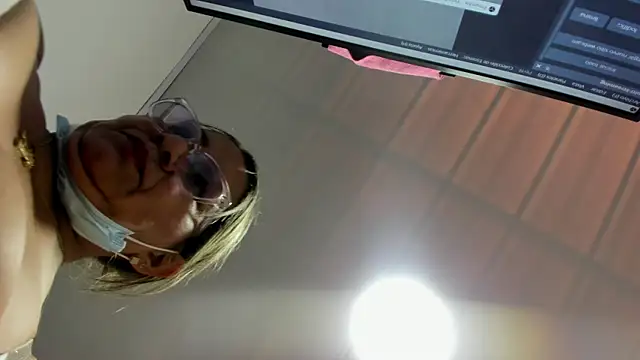 Snapshot of Vickysweeeettt chatting on October 4, 2025, 8:21 pm Vickysweeeettt online show from October 4, 2025, 8:21 pm