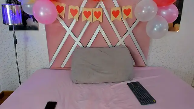 Snapshot of scarletross_ chatting on February 15, 2026, 3:00 pm scarletross online show from February 15, 2026, 3:00 pm