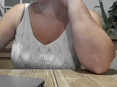 Snapshot of Aambre95Esexy chatting on September 19, 2025, 8:35 pm Aambre95Esexy online show from September 19, 2025, 8:35 pm