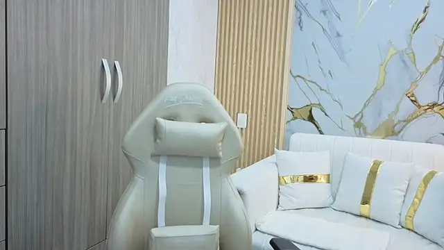 Snapshot of Madam_Hott chatting on September 18, 2025, 3:42 am Madam Hott online show from September 18, 2025, 3:42 am