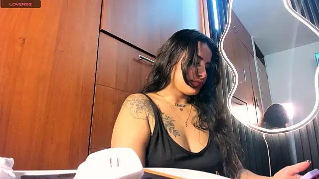 scarletr red online show from October 10, 2025, 8:42 pm