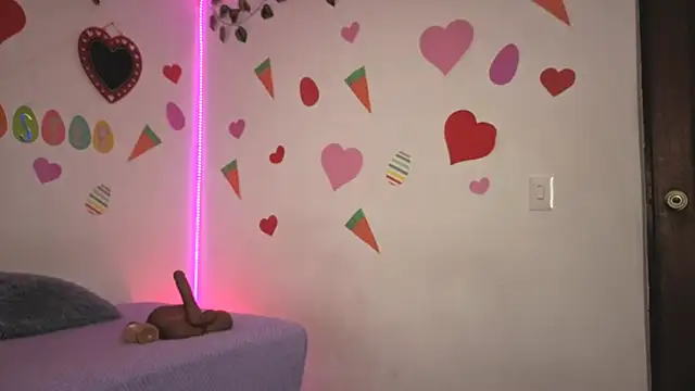 MiaCollinssx online show from April 7, 2026, 5:15 pm