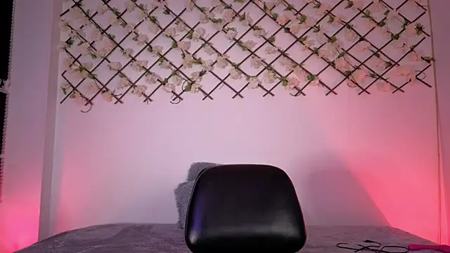 Snapshot of MiaCollinssx chatting on October 6, 2025, 5:13 pm MiaCollinssx online show from October 6, 2025, 5:13 pm