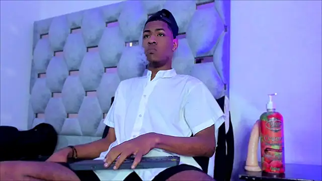 tiago xxx  online show from October 1, 2025, 9:07 pm