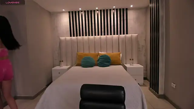 Snapshot of LeahNovac chatting on October 16, 2025, 11:29 am LeahNovac online show from October 16, 2025, 11:29 am