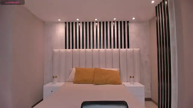 Snapshot of LeahNovac chatting on October 18, 2025, 11:34 am LeahNovac online show from October 18, 2025, 11:34 am