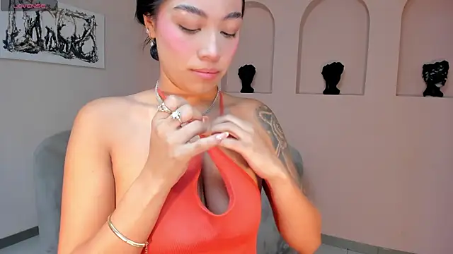 Snapshot of LeahNovac chatting on October 31, 2025, 11:18 am LeahNovac online show from October 31, 2025, 11:18 am