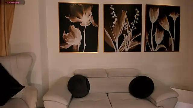 Snapshot of LeahNovac chatting on September 26, 2025, 11:28 am LeahNovac online show from September 26, 2025, 11:28 am