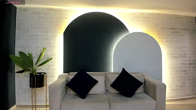 Snapshot of LeahNovac chatting on September 30, 2025, 11:05 am LeahNovac online show from September 30, 2025, 11:05 am