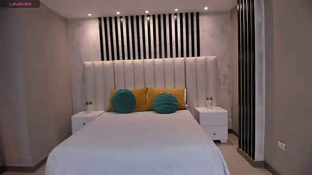 Snapshot of LeahNovac chatting on October 15, 2025, 11:40 am LeahNovac online show from October 15, 2025, 11:40 am