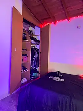 Snapshot of RickKrong_ chatting on October 24, 2025, 4:44 am RickKrong  online show from October 24, 2025, 4:44 am