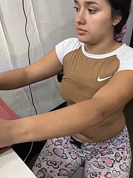 Snapshot of Luciaparker03 chatting on February 4, 2026, 3:34 am Luciaparker03 online show from February 4, 2026, 3:34 am