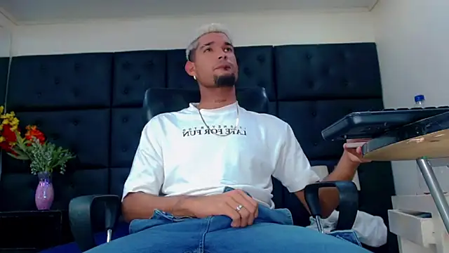 StivBigCock online show from October 26, 2025, 2:17 pm