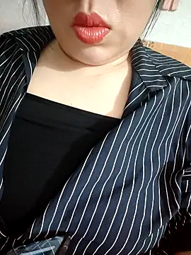 Snapshot of Julyy08 chatting on September 30, 2025, 10:32 am Julyy08 online show from September 30, 2025, 10:32 am