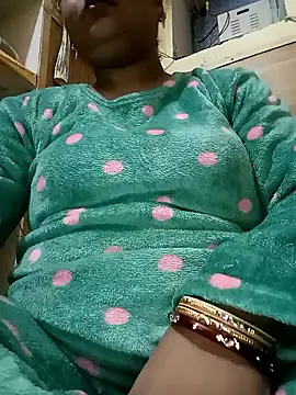 Snapshot of angry_couplez chatting on January 15, 2026, 4:21 pm angry couplez online show from January 15, 2026, 4:21 pm