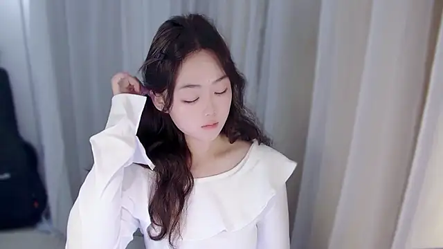 YUANYUAN-A online show from November 11, 2025, 9:04 am