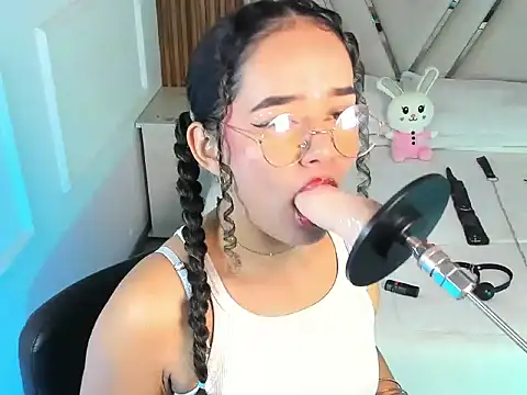 Snapshot of Kristenbread chatting on October 16, 2025, 7:33 pm Kristenbread online show from October 16, 2025, 7:33 pm