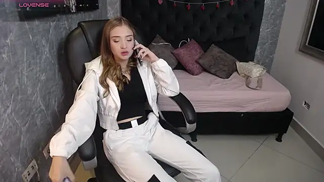 lizzysnow   online show from September 11, 2025, 12:05 pm