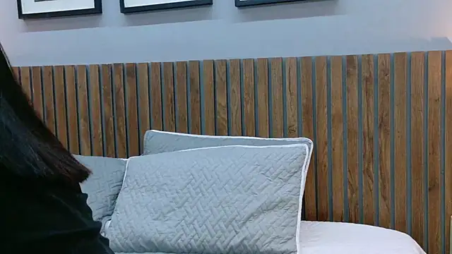 luna roja25 online show from February 2, 2026, 1:32 pm