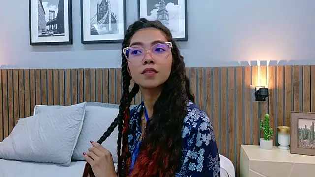 luna roja25 online show from November 25, 2025, 1:33 pm