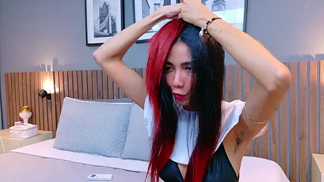 luna roja25 online show from September 18, 2025, 1:03 pm