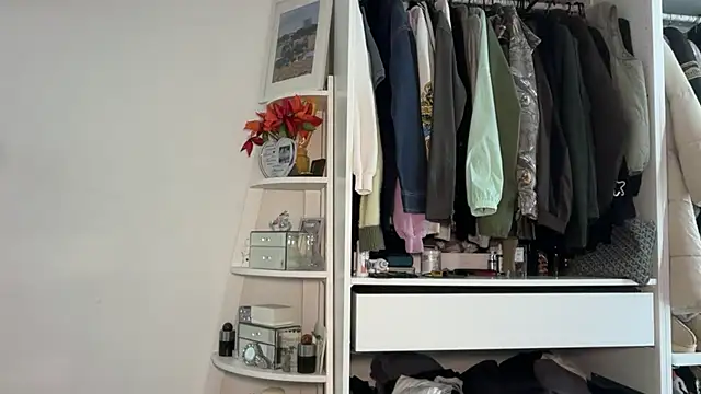 KayleeBella online show from April 7, 2026, 8:54 pm