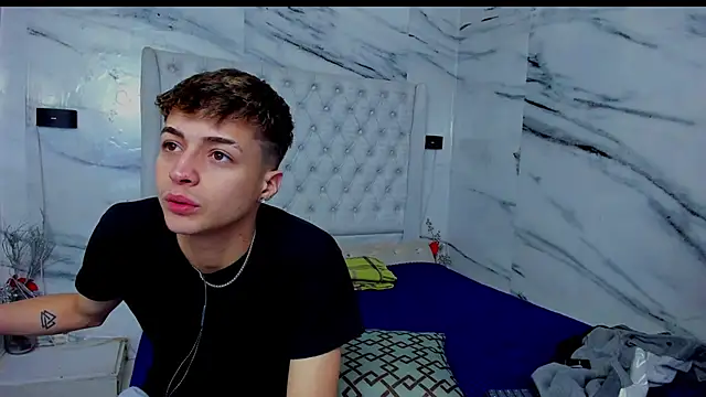 Ari and Storm online show from November 25, 2025, 1:33 pm