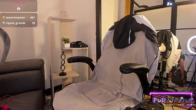 LiamDeep online show from November 30, 2025, 3:46 pm