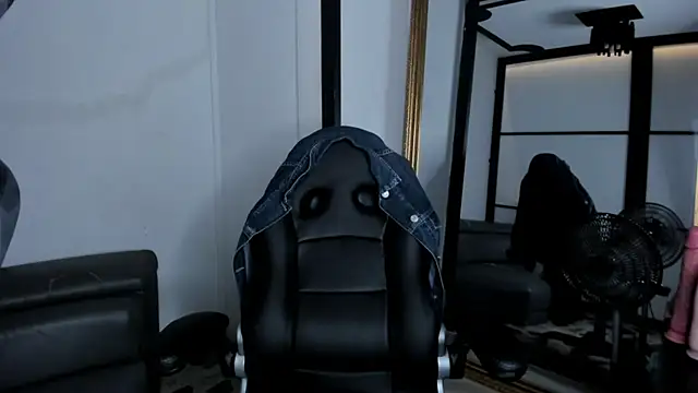 Snapshot of LiamDeep chatting on October 8, 2025, 8:20 pm LiamDeep online show from October 8, 2025, 8:20 pm