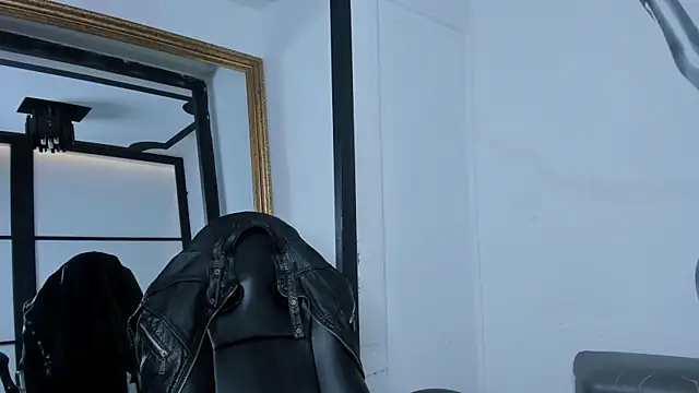 Snapshot of LiamDeep chatting on October 1, 2025, 8:46 pm LiamDeep online show from October 1, 2025, 8:46 pm