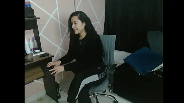 Snapshot of Emily_Slave28 chatting on October 7, 2025, 5:41 am Emily Slave28 online show from October 7, 2025, 5:41 am