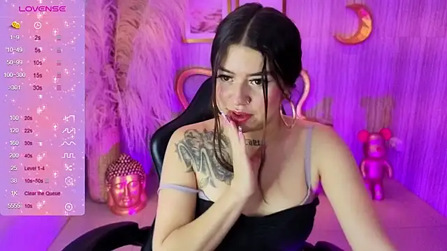 Snapshot of ivy_lodge_s chatting on October 15, 2025, 8:17 pm ivy lodge s online show from October 15, 2025, 8:17 pm