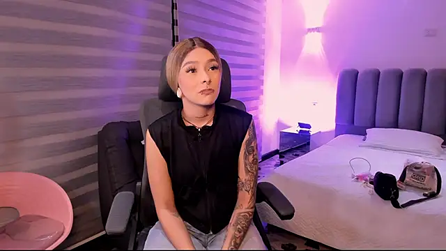 Snapshot of SkyThompson chatting on October 19, 2025, 4:59 am SkyThompson online show from October 19, 2025, 4:59 am