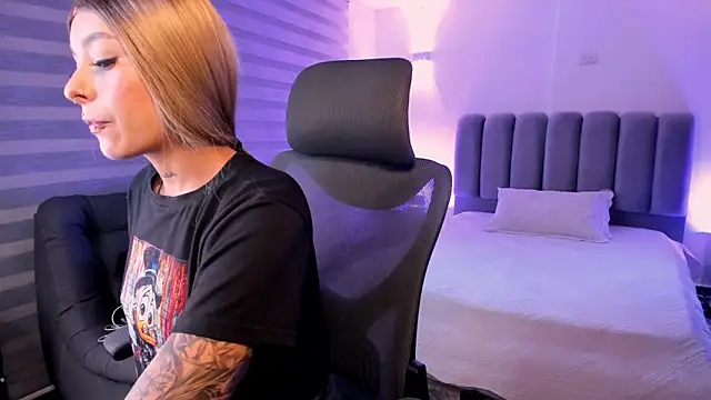 Snapshot of SkyThompson chatting on October 16, 2025, 5:05 am SkyThompson online show from October 16, 2025, 5:05 am