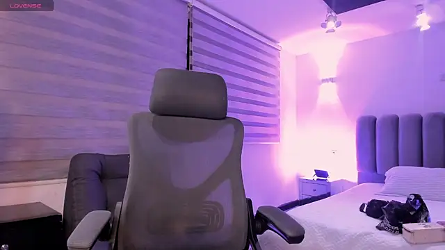 Snapshot of SkyThompson chatting on October 17, 2025, 4:38 am SkyThompson online show from October 17, 2025, 4:38 am