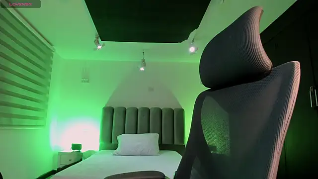 Snapshot of SkyThompson chatting on September 11, 2025, 4:12 am SkyThompson online show from September 11, 2025, 4:12 am